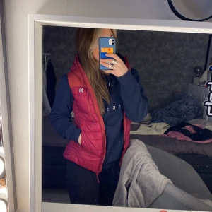 Väst - Väldigt fin väst i en mörk rosa färg med huva. Säljer då jag redan har en väst och ej behöver 2 st💕💕