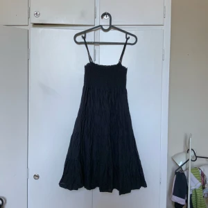 Svart klänning - Thriftad gullig svart klänning! I jättebra skick!  Behöver verkligen sälja allt på min sida pga flytt så kika gärna in mina andra annonser!