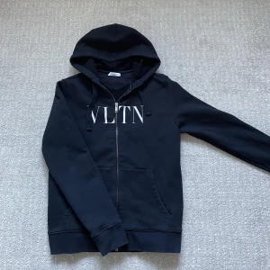 Valentino zip hoodie  - Säljer min valentino zip hoodie som i väldigt bra skick. Skick 8/10. Den är självklart äkta! Har kvitto till den!  Hör gärna av dig om du har frågor! 