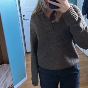 Stickad tröja Joy - En stockad tröja med knappar vid halsen. I storlek M. Nyskick! lämna prisförslag!