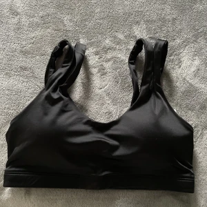 Ny sport bh Nike M - Ny sport bh från Nike. M •Aldrig använd mycket fin sport bh i storlek M med bra stöd 🚫Djurfritt och rökfritt hem 📍Kan mötes upp i Mölnlycke centrum 📬Kan skickas mot fraktkostnad 