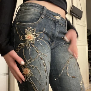 Lågmidjade jeans - Säljer dessa superfina lågmidjade jeans med blommor på💕Midjemått ca 78cm och jag är 164 och de passar mig perfekt i längden. 