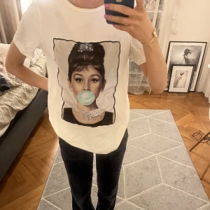Limitato t-shirt - Säljer denna super coola t-shirt! Pris kan diskuteras💕 Passar både xs och S då t-shirten är oversized! 