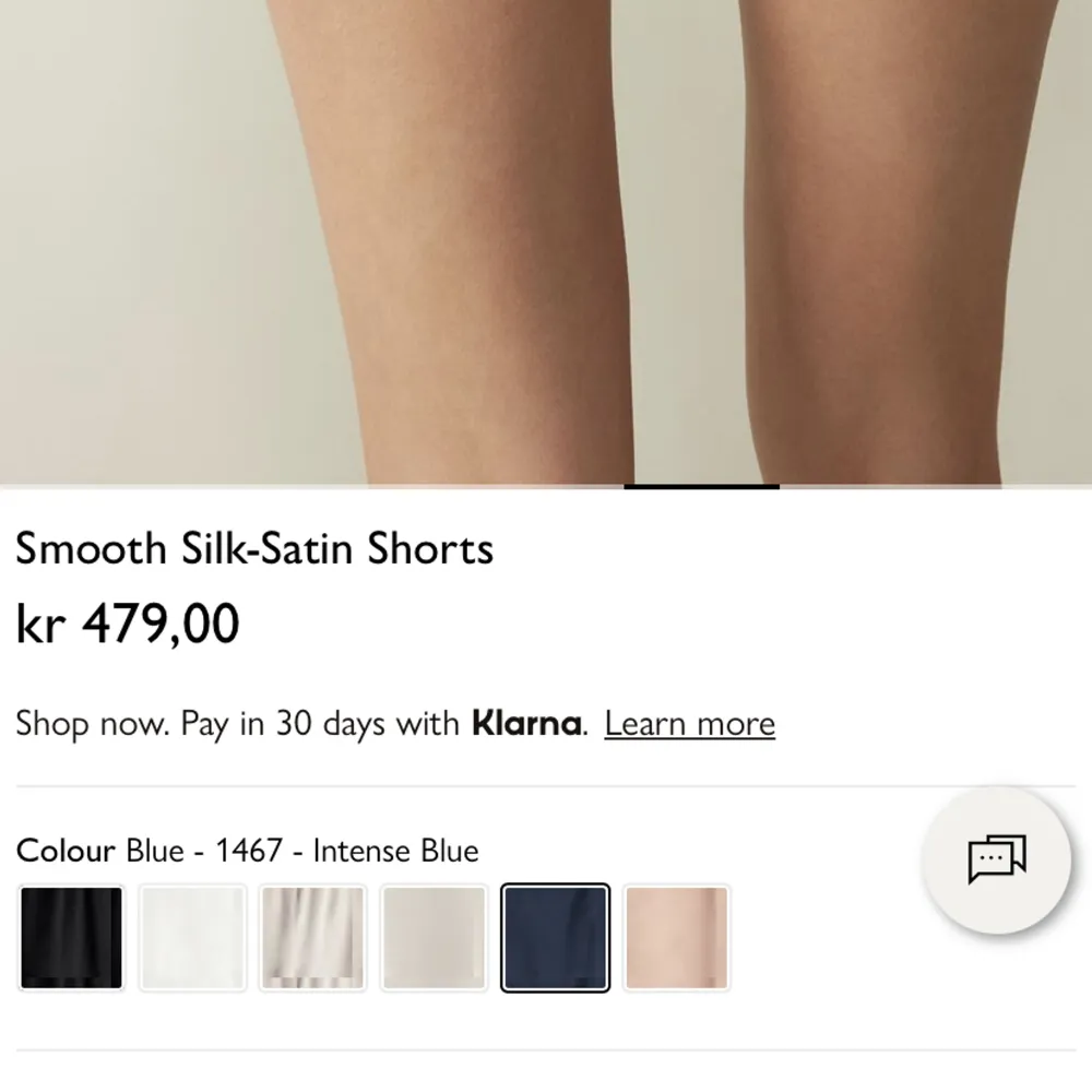 Säljer dessa superfina silkesshorts från Intimissimi! 🤍 kan användas som både pyamasshorts och vanliga. Strl small, originalpris 479 kr✨. Shorts.