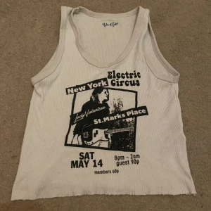 Brandy linne - Brandy linne med coolt tryck. Jätte skön och snygg. Möts gärna upp. 