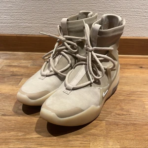Nike air fear of god 1 Oatmeal - Detta är då ett par Fear of god skor. Vann dom på raffle från sns ska leta upp boxen och kvitto. Dom är använda en gång och var för att testa dom en gång men har inte använt dom något mer.Om ni har tankar om skorna eller frågor så fråga på.kan gå ner pris
