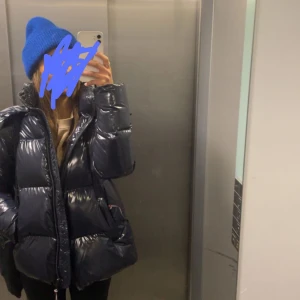 Glansig Tommy jacka - Superfin glansig jacka ifrån Tommy hilfigher. Helt utan defekter🥰