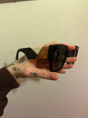 FENDI solglasögon - Tycker inte om hur de sitter på mitt ansikte, så någon annan lyckligt lottad person kan få ta del av de istället! 