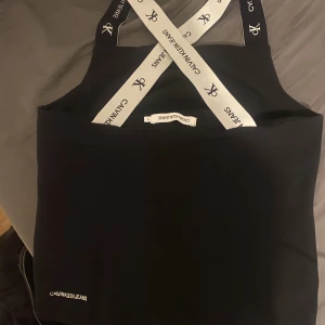 Calvin klein top -  från calvin klein använd fåtal gånger💕