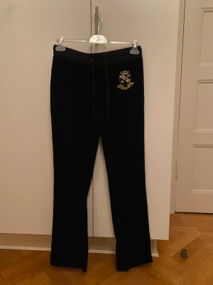 Vintage Juicy Couture byxor - Helt nya vintage Juicy Couture byxor🖤inte använda då de är för små, men i jätte fint skick. Det står storlek L men de är ganska små så skulle säga storlek M🤍 frakt ingår inte i priset 