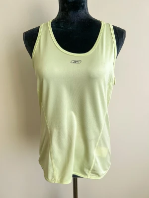 Reebok Träningstop - gulgrön  - Träningstop i andningsaktivt material 