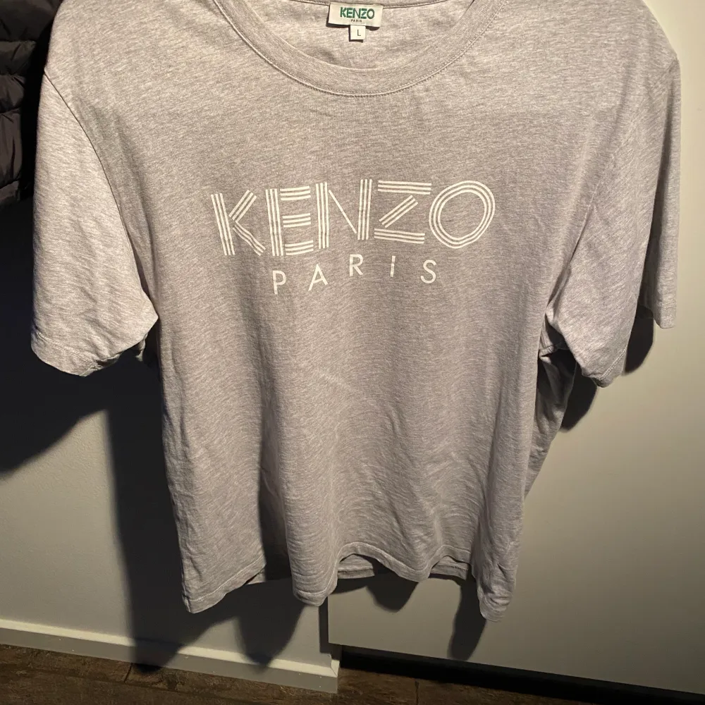 Säljer en kenzo tshirt som aldrig kommit till användning då jag tycker den sitter lite litet. Den är storlek L men lite mer som M skulle jag säga Köpte på nk för 999 så tänker mig 600kr . T-shirts.