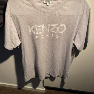Säljer en kenzo tshirt som aldrig kommit till användning då jag tycker den sitter lite litet. Den är storlek L men lite mer som M skulle jag säga Köpte på nk för 999 så tänker mig 600kr 