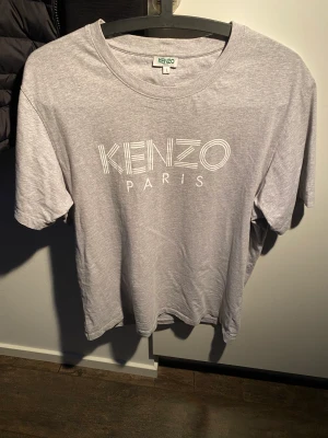 Kenzo t-shirt - Säljer en kenzo tshirt som aldrig kommit till användning då jag tycker den sitter lite litet. Den är storlek L men lite mer som M skulle jag säga Köpte på nk för 999 så tänker mig 600kr 