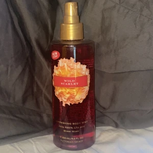 Victoria’s secret bodymist - Jag säljer en body mist från Victoria’s Secret ”Wild Scarlet”. Den innehåller doften ”äpple, lilja sheer musk”. Förpackningen är gjord av plast och rymmer 250ml parfym. Den är knappt använd och luktar väldigt somrigt! Hör gärna av er 🤍kram