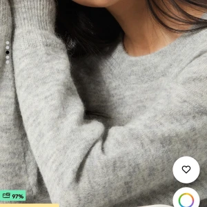 Grå stickad tröja  - Super fin grå stickad tröja från Selected femme som ny! Använd 2-3 ggr. Nypris 515kr