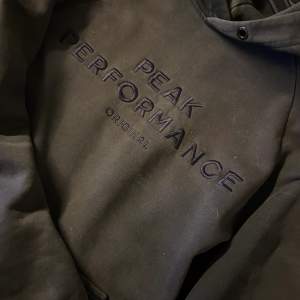 Peak performance hoodie i bra skick, militärgrön/mörkgrön💕 Passar allt från M-XL beroende på om du vill ha normal storlek eller oversized