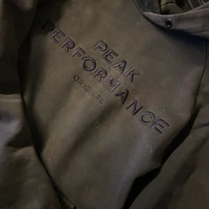 Peak Performance  - Peak performance hoodie i bra skick, militärgrön/mörkgrön💕 Passar allt från M-XL beroende på om du vill ha normal storlek eller oversized