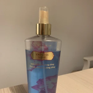 Victorias secret parfym - Bara testad iprincip. Information står på andra bilden lite slitage  90kr + frakt använd inte köp nu