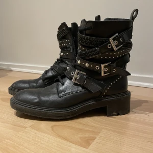 Zara boots med detaljer - Coola boots från zara perfekta inför våren! Lite smutsiga men är lätt att torka bort med en trasa!