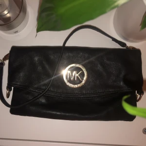 Michael Kors väska  - Mindre Michael Kors väska som går att ha som clutch.