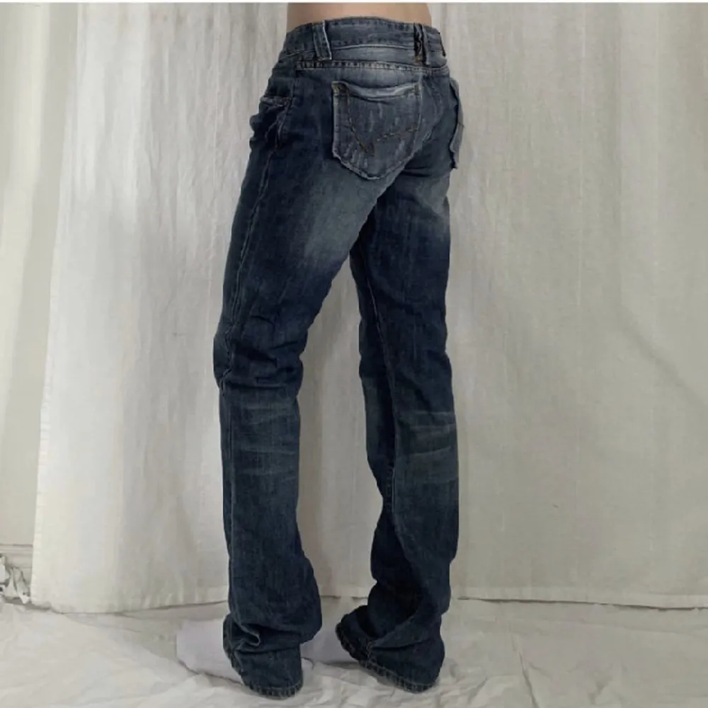 Lågmidjade och långa jeans som jag köpte på plick men tyvärr inte passade mig. Innerbenslängden är 88 cm och midjemåttet är ca 81-83!! . Jeans & Byxor.