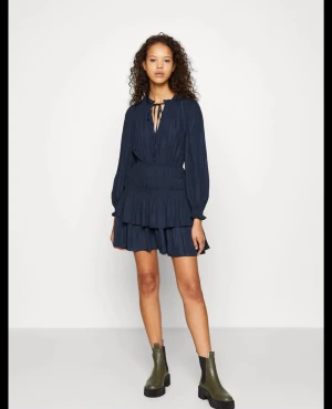 Maje Klänning - Säljer denna jätte fina Maje klänningen! Använt en gång och är i jätte bra skick! Super fin klänning i marinblåfärg i storlek 36. Ny pris: 2200💕❤️