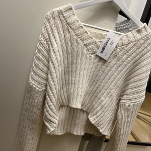 Chiquelle  - Superfin croppad stickad tröja från chiquelle. Alla lapppar är kvar på plagget.  Storlek S/XS.