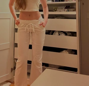 Linnebyxor - Kör en liten intressekoll på mina linnebyxor.🤍Jag är ca 168-170 cm, Jag tar emot alla prisförslag och vid hög efterfrågan  eventuell budgivning.💞 De finns kvar tills de är markerade med ”såld”💗