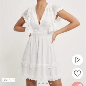 Vit klänning - Säljer denna klänning från Nelly. Aldrig använd och lapp kvar🥰