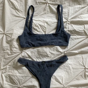 Bikini - så fin bikini, grå, blommönster , använd ca 2 gånger, tvättar självklart innan, skriv för bilder på , nypris 350