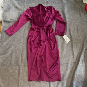 Lila balklänning/vad du vill - En jätte fin lila klänning med prislapp på. Aldrig använd 