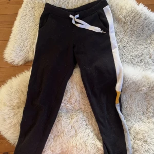 Mjukisbyxor  - Svarta mjukisbyxor med snygga detaljer på sidan av benen. Använda men fortfarande i bra skick!😊