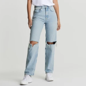 Jeans - 90s high waisted jeans från Ginatricot, storlek 32. 