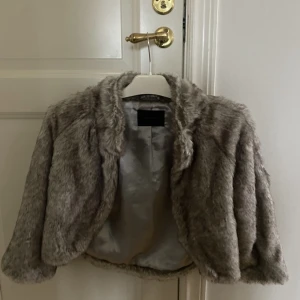 Pälsjacka - Trekvarsärmad pälsjacka från Vero Moda köpt för länge sedan, aldrig använd! 