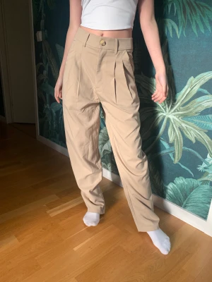 Kostymbyxor  - Aldrig använda kostymbyxor i färgen beige. 