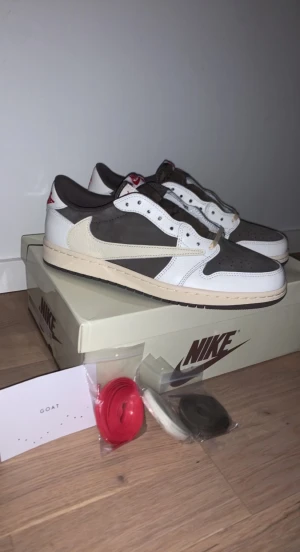 Jordan 1 Travis Scott - Travis Scott "Reverse Mocha" Ds  Priset kan diskuteras