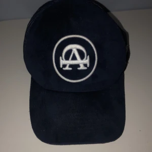 All cap one velvet blå - All cap one keps velvet i färgen blå.