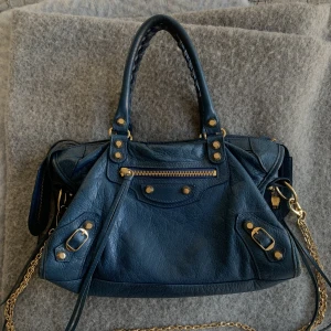 Balenciaga, city bag💙 - Balenciaga city bag i den finaste blå färgen. Köpt vintage så har en aning slitage i kanter och handtag. Mörkare fläck på baksidan av väskan (syns knappt) se bild 3.  Trots slitage är den i fint skick och passar till det mesta. Dm för fler bilder🫶🏻