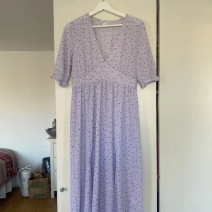 Lång klänning  - Lång klänning från Monki. Använt en del men tycker den är i väldigt fint skick. 