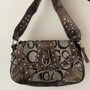 guess väska - snygg guess väska som jag köpt secondhand, vet därav inte äktigheten på den. säljer pga av att den endast tar plats hos mig. jag har aldrig använt den, så nyskick! priset är diskuterbart 🌟