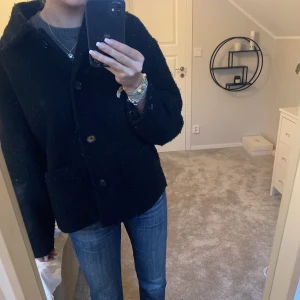 Monki jacka - Säljer mina svarta monki kappa!! Stl S💘