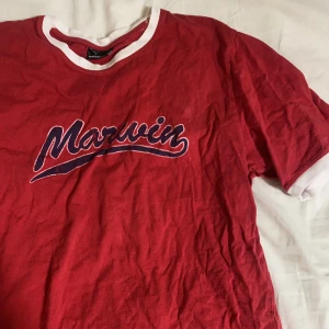 T-shirt - Röd tröja, storlek XL men mer som M (sitter löst på M)😊