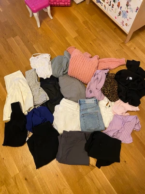 Klädpaket xs-m - Klädpaket i storlek xs-m. Finns 4 kostymbyxor, vita jeans från Zara, ljusa Karve jeans från Carlings, skinnbyxor från Vila, toppar från Ginatricot , Shein och Hm bland annat.  Pris: 200 kr pp