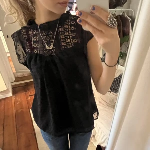 Svart topp❤️ - Svart topp/blus med fina detaljer. I gott skick❤️