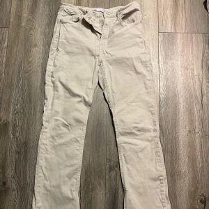 Jeans med slits - sitter bra i midjan för någon med lite större rumpa😛 jättebra längd för någon som är längre (jag är 174 cm)