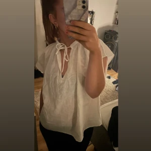 Vit topp - säljer min vita jätte fina topp som är knappt använd, den är lite lite genomskinlig men inte alls mycket (tryck inte på köp nu) köparen står för frakt💕💕
