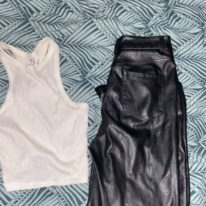 Ett par svarta skinbyxor som är raka där nere och ett vitt basic linne - Linnet är nästan helt oanvänt då det bara legat i min garderob , byxorna är använda då gånger men har köpt nya så kände att jag inte behövde två par