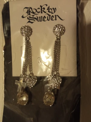 Skitsnygga örhängen  - Pisssnygga silver örhängen me kristaller, kors o hjärtan på! Passar me allt, helt oanvända 