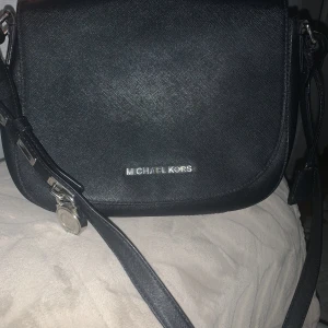 Michael Kors väska - En väska som aldrig kommer till användning längre! Skriv ett rimligt Pris till mig så diskuterar vi!